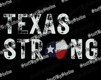 Puede incluir: Fondo negro con las palabras "TEXAS STRONG" en fuente blanca desgastada. La bandera del estado de Texas está incorporada en el diseño, añadiendo un toque patriótico al gráfico.