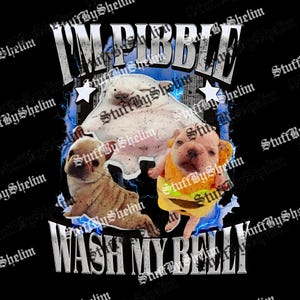 Pode incluir: Gráfico preto com o texto "I'M PIBBLE WASH MY BELLY" e três Bulldogs Franceses. Um dos cães está com uma fantasia de taco. O design inclui raios e estrelas.