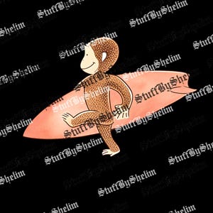 Puede incluir: Ilustración de dibujos animados de un mono marrón caminando sobre una tabla de surf rosa. El mono está sonriendo y tiene la cara y las manos de color claro. El fondo es negro.