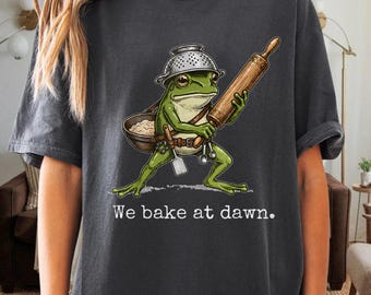 We Bake at Dawn カエル PNG、面白いベーキングユーモアデジタルダウンロード、即時ダウンロード