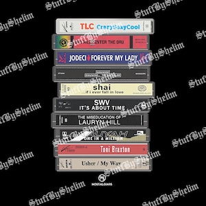 Puede incluir: Una pila de cintas de cassette vintage con títulos de álbumes como "CrazySexyCool" de TLC, "Forever My Lady" de Jodeci y Toni Braxton. Las cintas están dispuestas verticalmente sobre un fondo negro, mostrando un tema musical nostálgico.