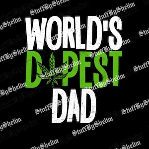 Op de afbeelding: Zwart grafisch ontwerp met de tekst "WORLD'S DOPEST DAD" in wit en groen. Een groen cannabisblad staat in het midden van het woord "DOPEST". De achtergrond is zwart.