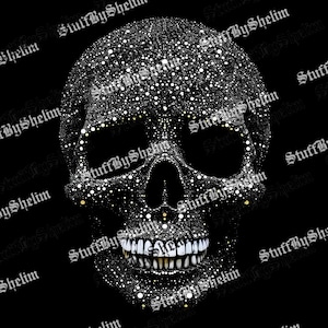 以下が含まれることがあります： 詳細な白黒の頭蓋骨のデザイン。頭蓋骨は、黒い背景に白い点と金の点で覆われています。歯は白く、金色のアクセントがあります。「StuffByShelim」のテキストが画像全体に繰り返されています。