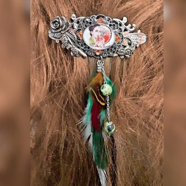 Barrette bijou de cheveux en métal argenté émaillé orné d'un cabochon et de plumes véritables