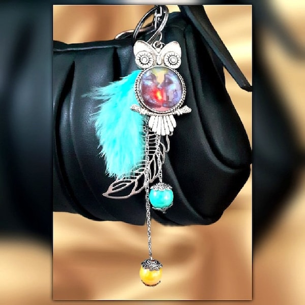 Porte-clés bijou de sac avec plumes bleues véritables et chouette en métal argenté