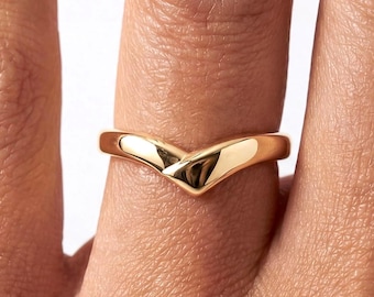 14K Gold Wave Ring: Dainty Minimalist Band