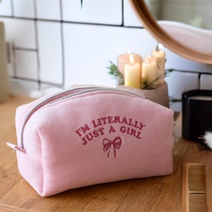 I'm Just a Girl Bestickter Schönheitsbeutel - Rosa Kokette Make-up-Tasche - Baumwollsamt-Kosmetiktasche