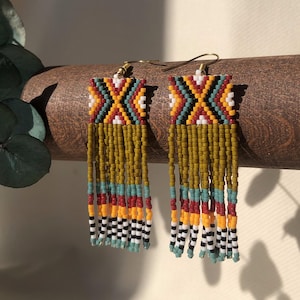 Handgemachte Huichol Perlen Ohrringe: Mehrfarbiger Boho Schmuck