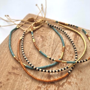 Bracelet d&#39;amitié fin et coloré de demoiselle d&#39;honneur, bracelet multicolore délicat, minuscule bracelet minimaliste de perles, bracelets bohèmes, cadeau pour elle