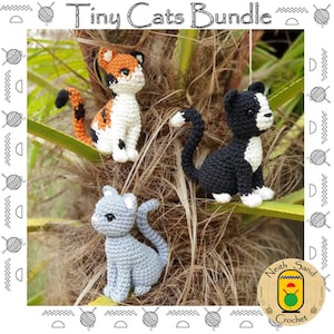 Puede incluir: Tres juguetes de amigurumi de gato hechos a crochet. Los gatos son un calico, un blanco y negro y un gris. Los gatos están sentados en un tronco de palmera. La imagen incluye el texto "Tiny Cats Bundle" y "Neith Sand Crochet".