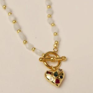 Stevie-ketting | Ketting met maansteenkralen en hartvormige hanger met juwelen | Vergulde details | Sluiting aan de voorkant | Handgemaakte ketting