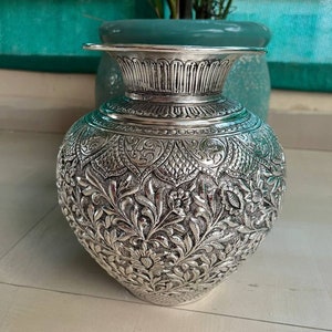 German Silver Kalash: Handgefertigte Pooja Vase, 27,5 cm