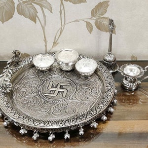 Duitse zilveren hand gegraveerd Peacock Puja Thali set voor hindoeïstische aanbidding, tempel decor, geoxideerd zilver Puja Thali, gratis expreslevering