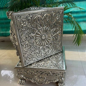 Duitse zilveren chowki, sagwanhouten bajottafel, tempeldecor, vintage chowki, antieke chowki, gelakte bajot, gratis expreslevering