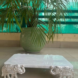 Marmeren pooja bajot, chowki, handgemaakte puja chowki met olifantenpoten voor diwali-decor, woondecoratie, tempeldecor, gratis expreslevering