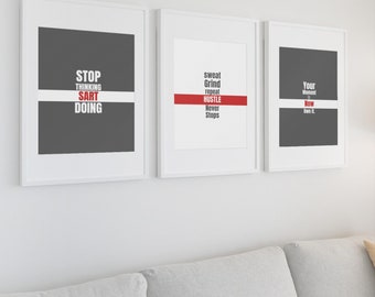 Op de afbeelding: Drie ingelijste motiverende posters met witte lijsten en grijze achtergronden. De eerste poster zegt "Stop Thinking Start Doing" in witte en rode tekst. De tweede poster zegt "Sweat Grind Repeat Hustle Never Stops" in witte en rode tekst. De derde poster zegt "Your Moment Is Now Own It." in witte en rode tekst.