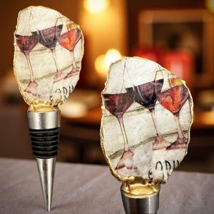 Coastal Chic Gold Rim Wine Stopper with Oyster Shell - Handmade Eco-Friendly Art for Wine Lovers - Unique Bar Accessories