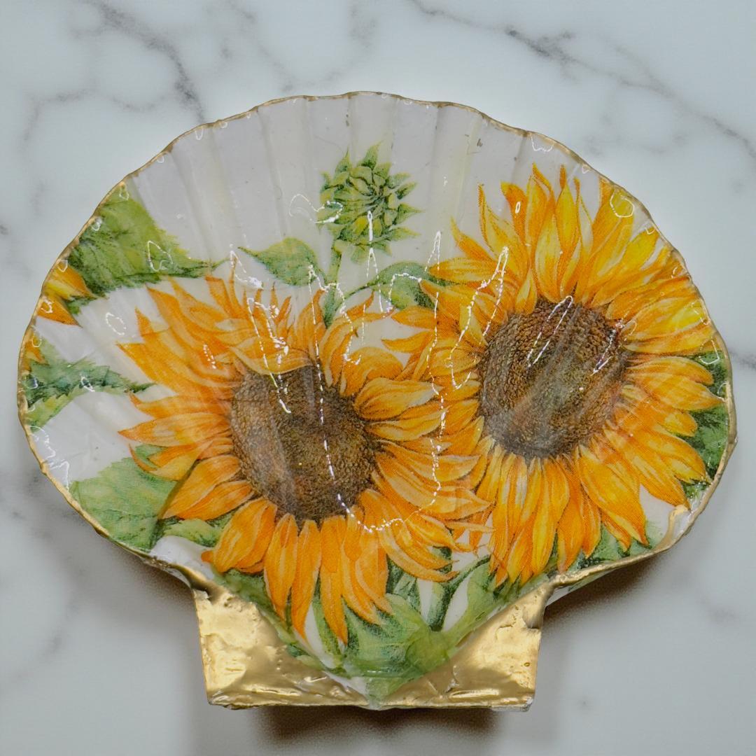Handcrafted Sunflower Scallop Shell Trinket Dish with Gold Rim | Unique Upcycled Eco-Friendly Decor - Thumbnail 3