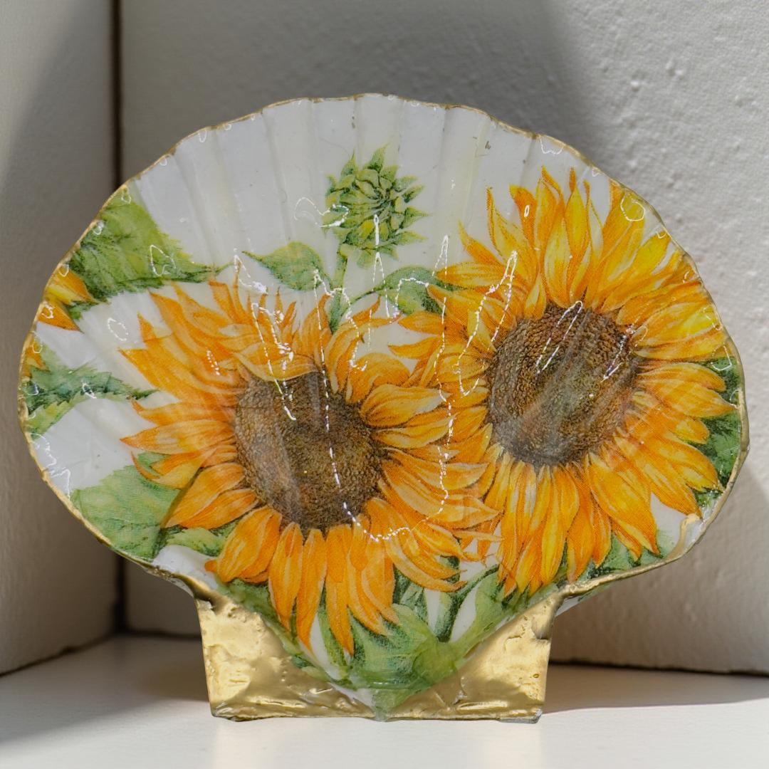 Handcrafted Sunflower Scallop Shell Trinket Dish with Gold Rim | Unique Upcycled Eco-Friendly Decor - Thumbnail 2