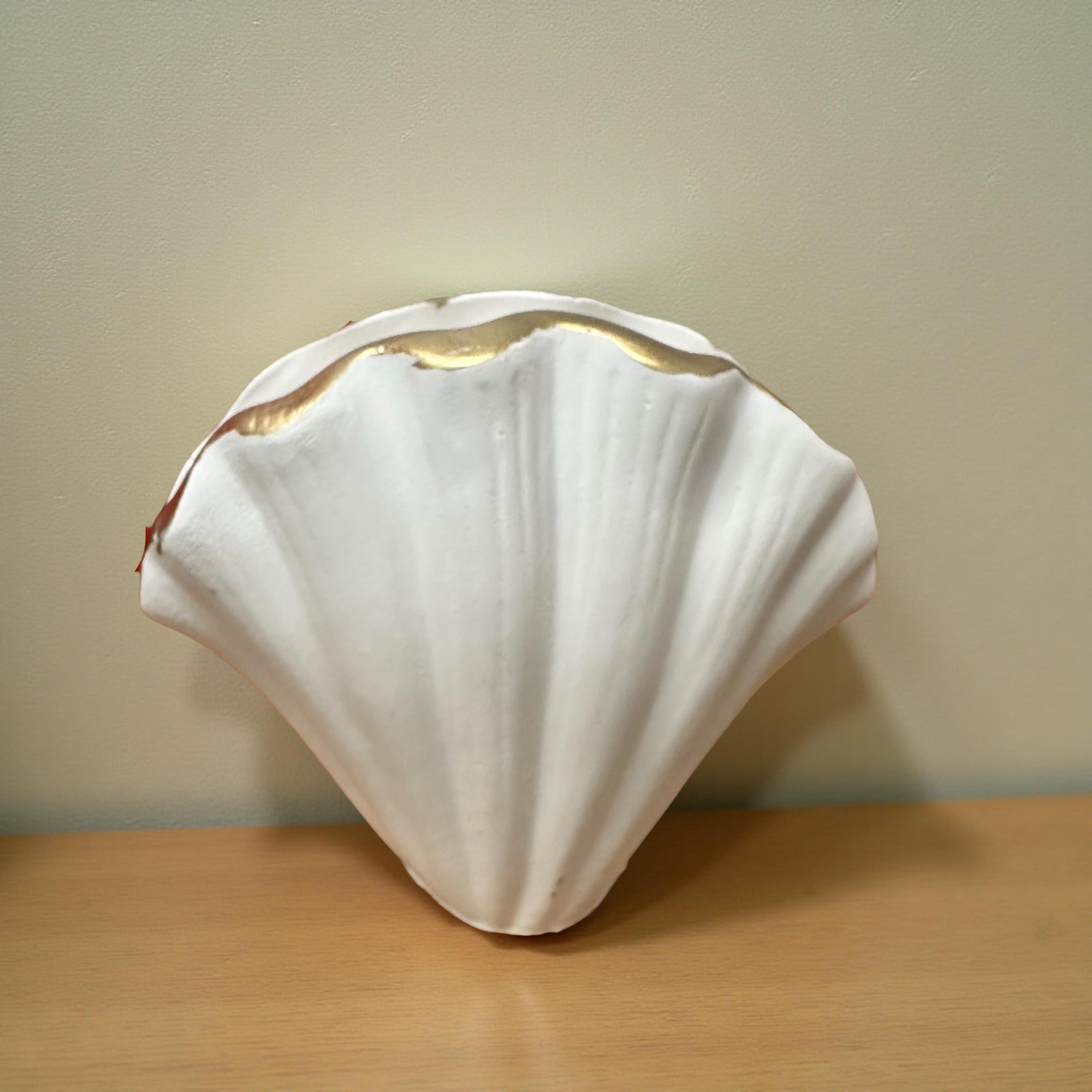 Golden Crest Shell Vase: Plaster Resin with Gold Rim