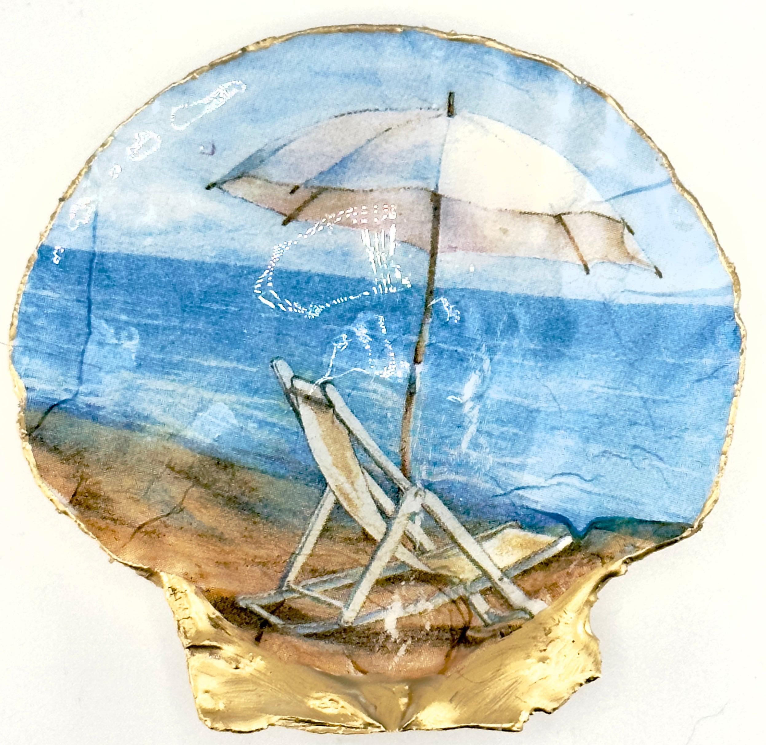 Coastal Elegance: Seaside Serenity Scallop Shell Soap Dish with Gold Accents