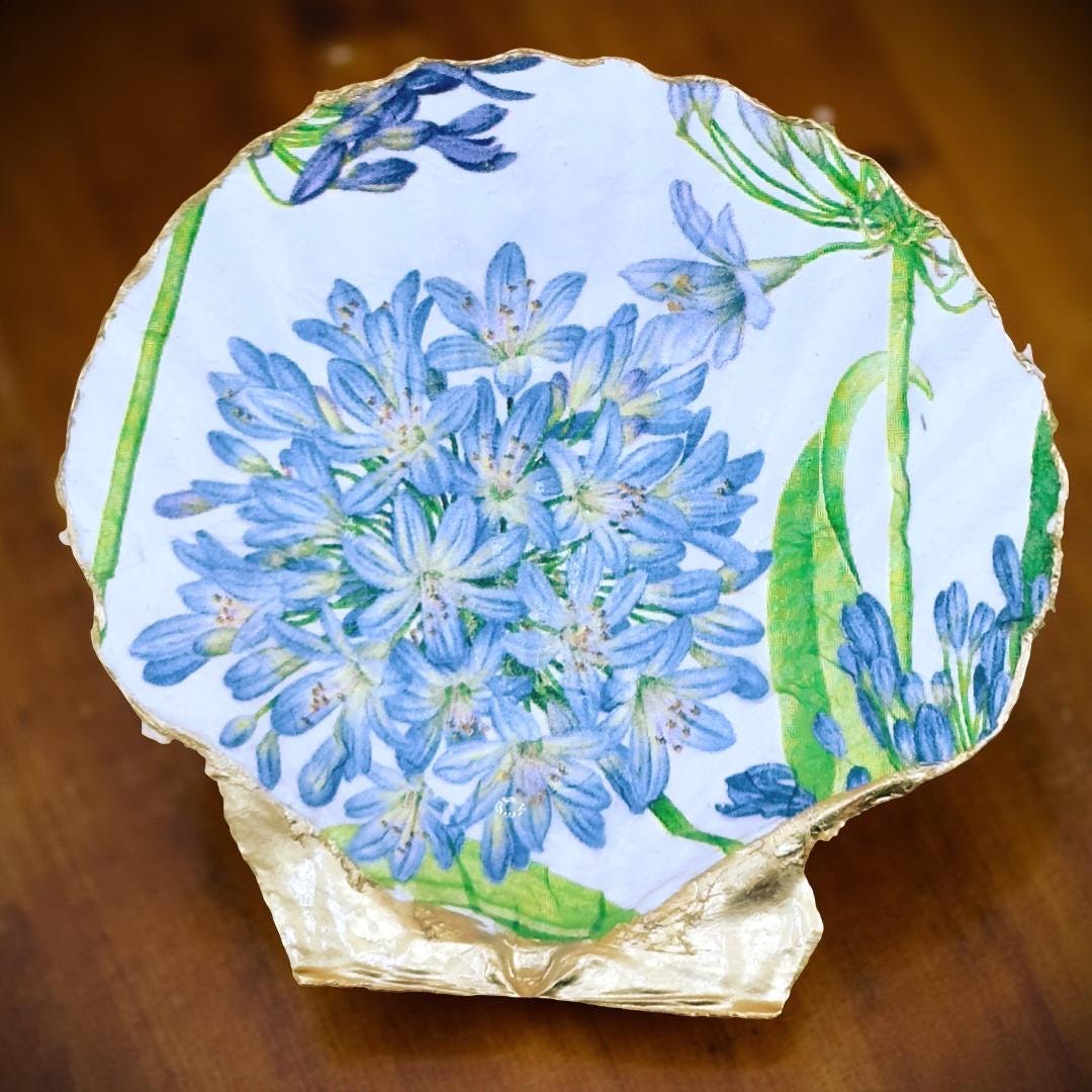 Hand-Gilded Agapanthus Scallop Shell Trinket Dish with Gold Rim - Coastal Botanical Decor - Thumbnail 2