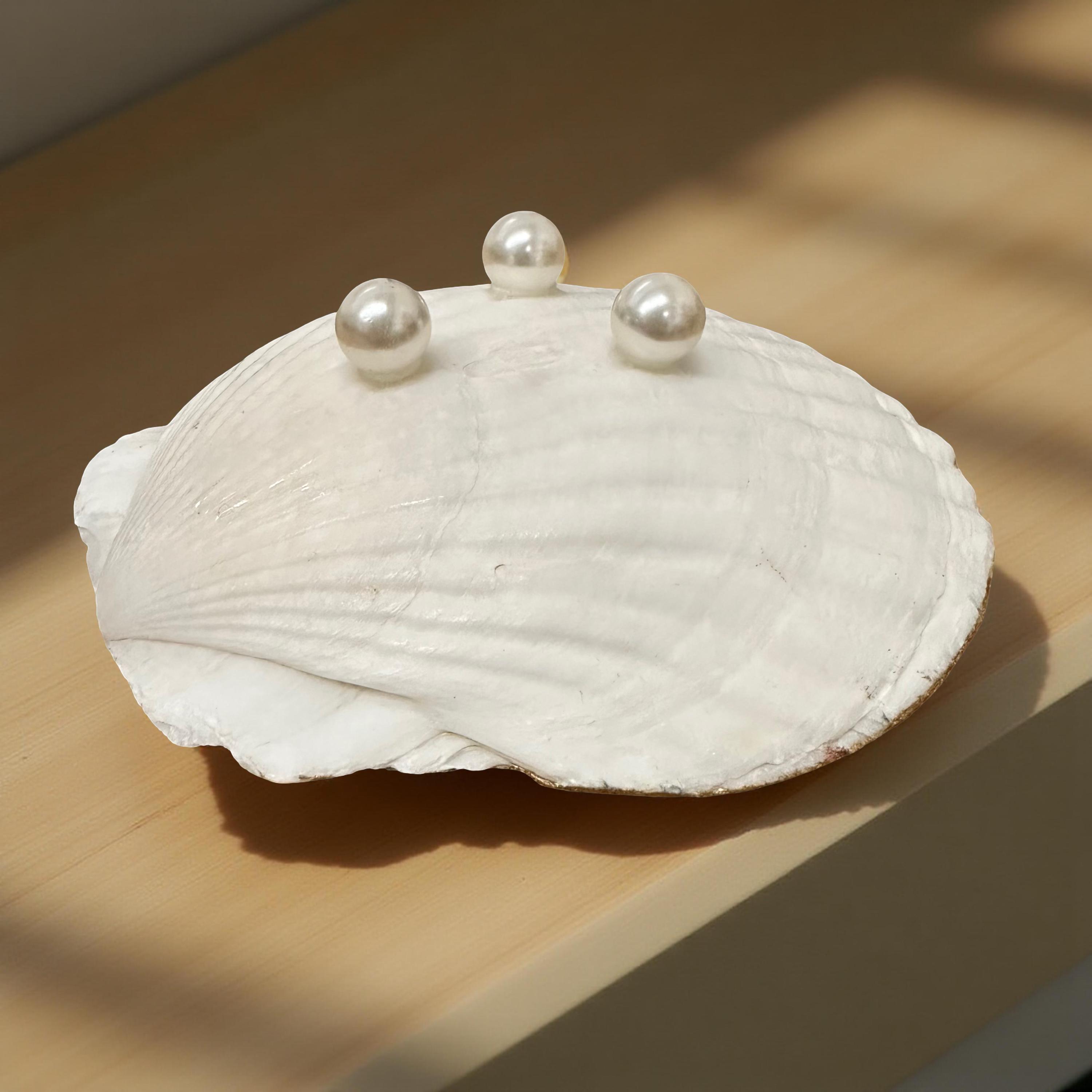 Hand-Gilded Agapanthus Scallop Shell Trinket Dish with Gold Rim - Coastal Botanical Decor - Thumbnail 4