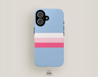 Può includere: Una custodia per telefono di colore azzurro con un design a strisce bianche, rosa e rosse. La custodia ha un ritaglio per l'obiettivo della fotocamera.