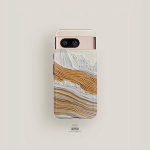 Può includere: Una custodia per telefono bianca con un design astratto dorato e bianco. La custodia ha un rialzo per la fotocamera rialzato con due obiettivi.