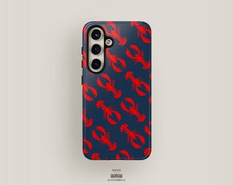 Może przedstawiać: Niebieskie etui na telefon z powtarzającym się wzorem czerwonych homarów. Etui ma wycięcie na aparat z trzema obiektywami.