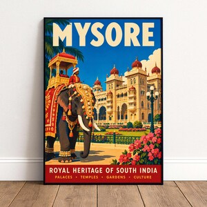 Może przedstawiać: Plakat podróżniczy z napisem MYSORE ROYAL HERITAGE OF SOUTH INDIA PALACES TEMPLES GARDENS CULTURE przedstawiający słonia w złotych i czerwonych ozdobach, jeźdźca w tradycyjnym stroju oraz duży pałac na tle błękitnego nieba.