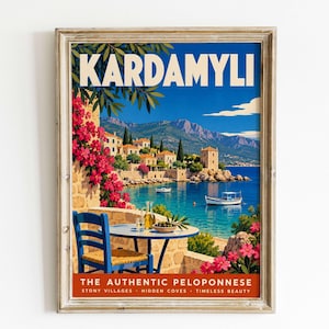 Op de afbeelding: Een ingelijste reisposter van Kardamyli met een blauwe zee, stenen gebouwen en roze bloemen. De tekst luidt KARDAMYLI, THE AUTHENTIC PELOPONNESE, STONY VILLAGES, HIDDEN COVES, TIMELESS BEAUTY. Een blauwe stoel en tafel staan op de voorgrond.