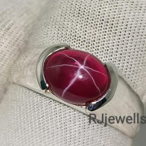 Röd stjärna rubin signetring: 925 sterlingsilver halv bezel