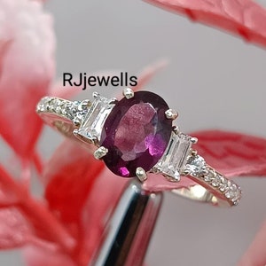 Oval Rhodolith Granat Ring: CZ Baguette Sterling Silber Verlobungsring