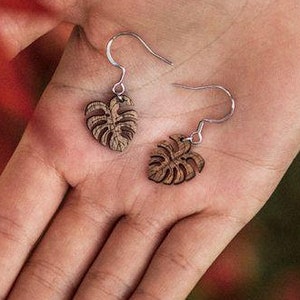 Monstera wooden earrings – Handmade Leaf Dangle earrings – Tropical leaf jewelry – Boho Plant Lover Gift – Eco-friendly – Nature-inspired