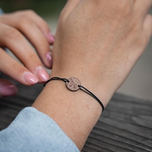 Walking Wolf Wooden String Bracelet – Adjustable Bracelet – Handmade Sustainable Boho Nature Jewelry – Wilderness Spirit Unisex Gift