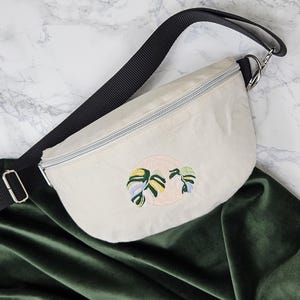 Gürteltasche in Creme mit Monsteramotiv