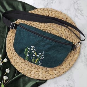 Gürteltasche in Petrol mit Wildblumenmotiv