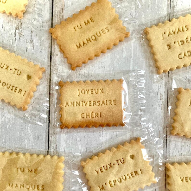 Set of 10 personalized biscuits in individual bags. image 2