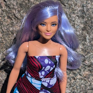 Muñeca con curvas con traje africano