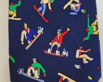ALYNN Neck Tie , Mens 100% Silk NECKTIE, Snow  Boarders colorful on navy EUC