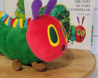 Peluche de La oruga muy hambrienta con tablero a juego de Eric Carle. Usado, en excelente estado.