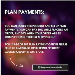 以下が含まれることがあります： 紫、ピンク、ブルーの背景に白いテキストで「PLAN PAYMENTS:」と書かれたグラフィック。テキストには、商品を注文して、前払い50%、注文完了時に50%支払うことができることが説明されています。また、メッセージを送信するか、「カスタムオーダーのリクエスト」ボタンを使用することで、カスタムオーダーをリクエストできることも説明されています。
