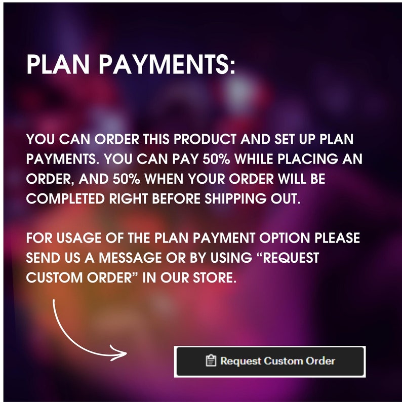 以下が含まれることがあります： 紫、ピンク、ブルーの背景に白いテキストで「PLAN PAYMENTS:」と書かれたグラフィック。テキストには、商品を注文して、前払い50%、注文完了時に50%支払うことができることが説明されています。また、メッセージを送信するか、「カスタムオーダーのリクエスト」ボタンを使用することで、カスタムオーダーをリクエストできることも説明されています。