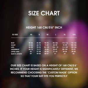 Pu&ograve; includere: Tabella delle taglie per abbigliamento con misure in pollici per busto, vita, fianchi, giro seno, braccio e lunghezza manica. La tabella &egrave; basata su un'altezza di 168 cm o 5'6". Il testo recita "La nostra tabella delle taglie &egrave; basata su un'altezza di 168 cm/5'6" pollici. Se la tua altezza &egrave; significativamente diversa, ti consigliamo di scegliere l'opzione "Su misura" in modo che il tuo abito ti calzi perfettamente."