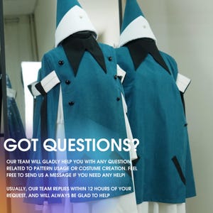 Pode incluir: Dois trajes turquesa e brancos s&atilde;o exibidos. Cada traje apresenta um longo casaco turquesa com detalhes em preto, bot&otilde;es pretos e um chap&eacute;u a condizer. O texto "GOT QUESTIONS?" &eacute; vis&iacute;vel, juntamente com informa&ccedil;&otilde;es sobre o suporte ao cliente.