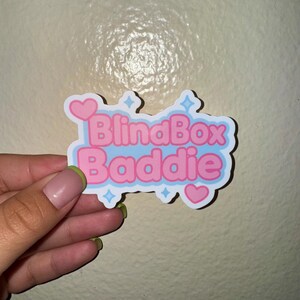 Pegatina holográfica/vinílica del logo de Baddie Kawaii de BlindBox, inspirada en Pop Mart y Sonny Angel, para amantes de las baratijas.