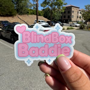 Adesivo BlindBox Baddie Kawaii com logotipo - Holográfico/Vinil - Adesivo inspirado em Pop Mart e Sonny Angel para amantes de bugigangas