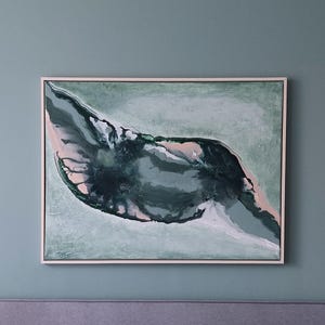 Op de afbeelding: Abstract schilderij met een grote, draaiende, donkergroene vorm op een lichtgroene achtergrond. De vorm heeft hints van roze en wit.