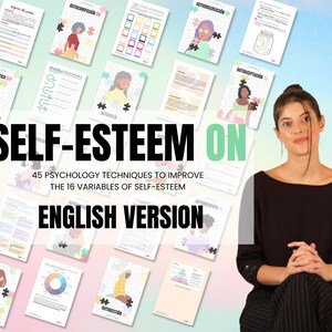 Puede incluir: Una mujer con una blusa negra y pantalones a rayas frente a una exhibición de hojas de trabajo impresas. Las hojas de trabajo tienen ilustraciones y texto, con el título "SELF-ESTEEM ON" y "ENGLISH VERSION". El texto también menciona "45 PSYCHOLOGY TECHNIQUES".